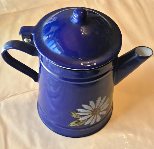 Blaue emaillekanne mit - mit, deckel