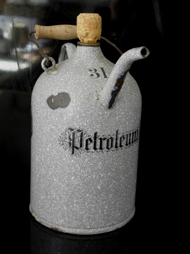 Antike petroleum kanne - petroleum,